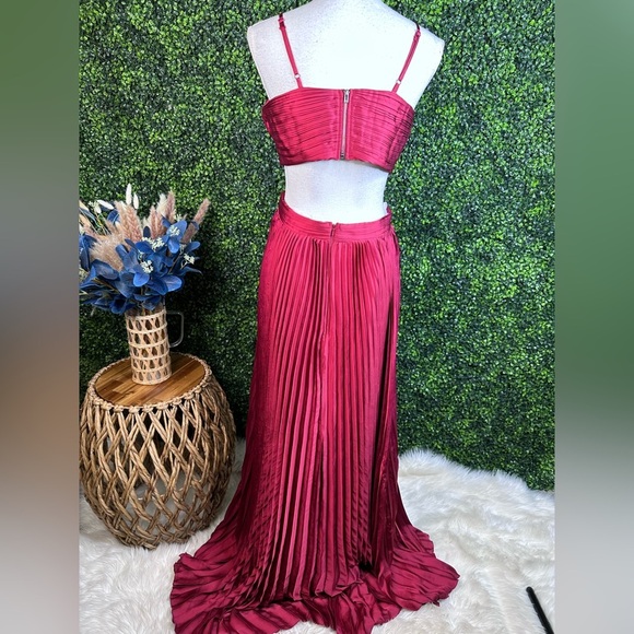 NWOT Lulu's cherry red side cut out pleated Maxi gown - Picture 9 of 12